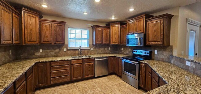 Building Photo - Beautiful 4 bedroom, 2 bath home for rent