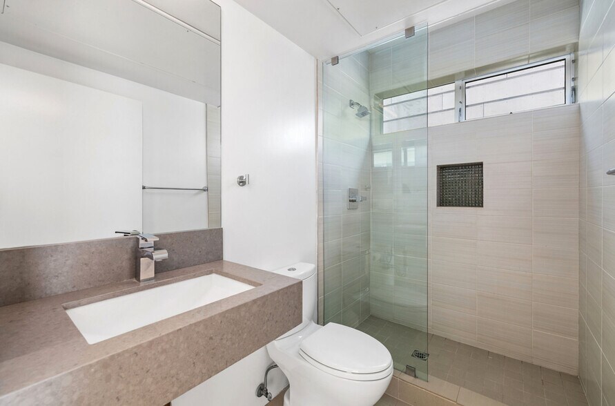 Building Photo - 742 N Hudson Ave