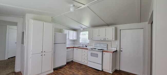 Building Photo - Ready to Move in