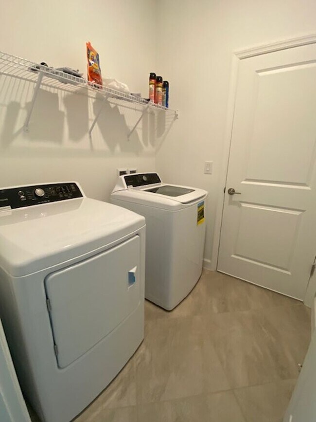 Building Photo - 4 bedroom 3 bathroom home in Timber Creek