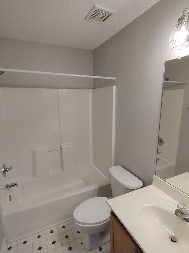 Building Photo - Beautiful Townhome in University Heights C...