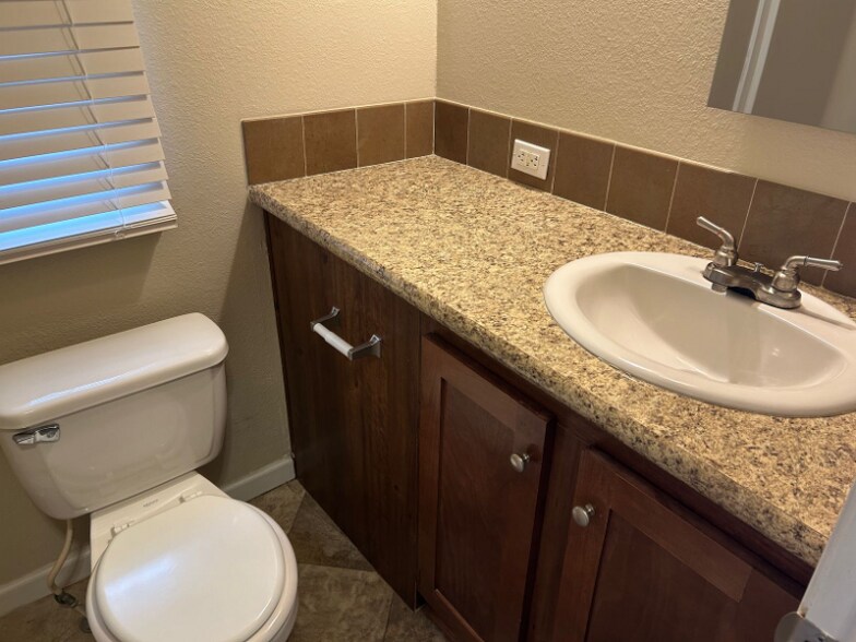 Building Photo - 2211 Ashberry Ave