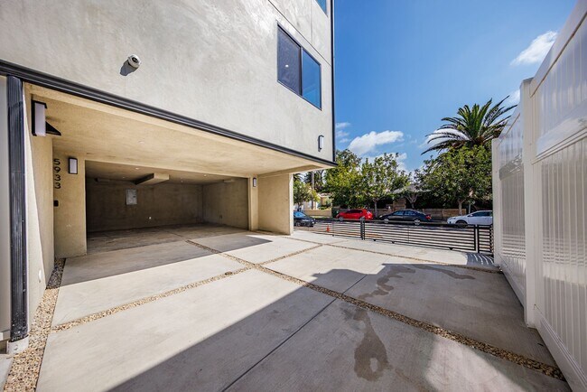 Building Photo - LUXURY in Prime Culver City