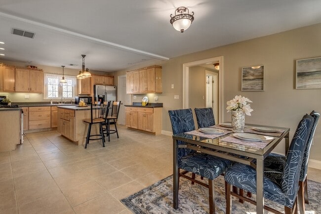 Building Photo - 2 Melvin St