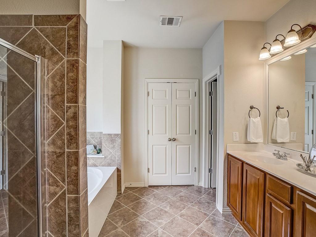 Master bathroom - 2511 Powderham Ln