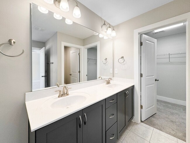Building Photo - Gorgeous Aria at the Park 3 Bedroom Townhouse!