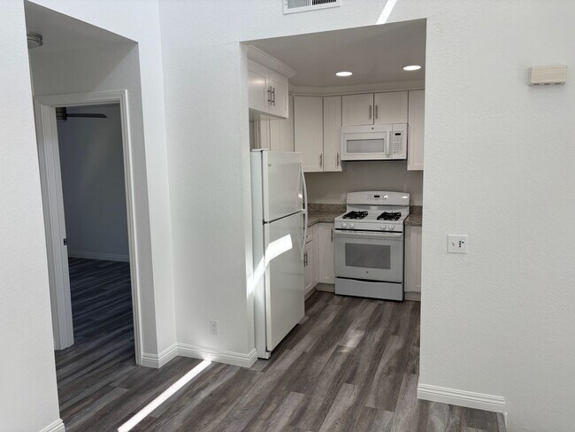Building Photo - Large 3 Bedroom 3 Bathroom Condo for Rent