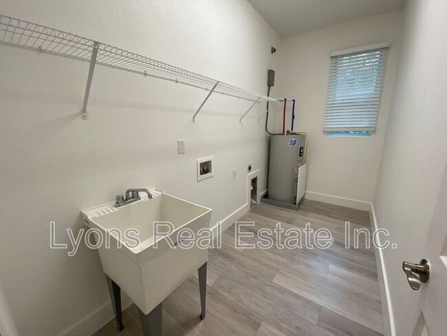 Building Photo - 2635 Starview Ave