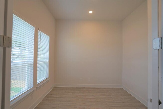 Building Photo - 621 Pinnacle View Dr