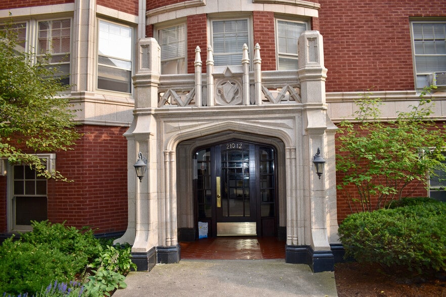 Entryway - 212 N Oak Park Ave