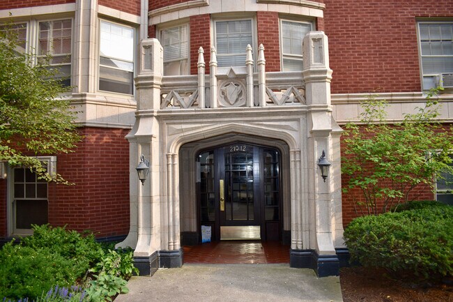 Exterior Entryway - 212 N Oak Park Ave