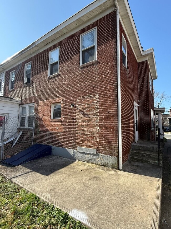 Building Photo - 1442 W State St
