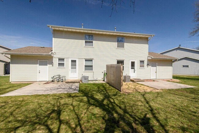 Building Photo - 208 Applewood Ln