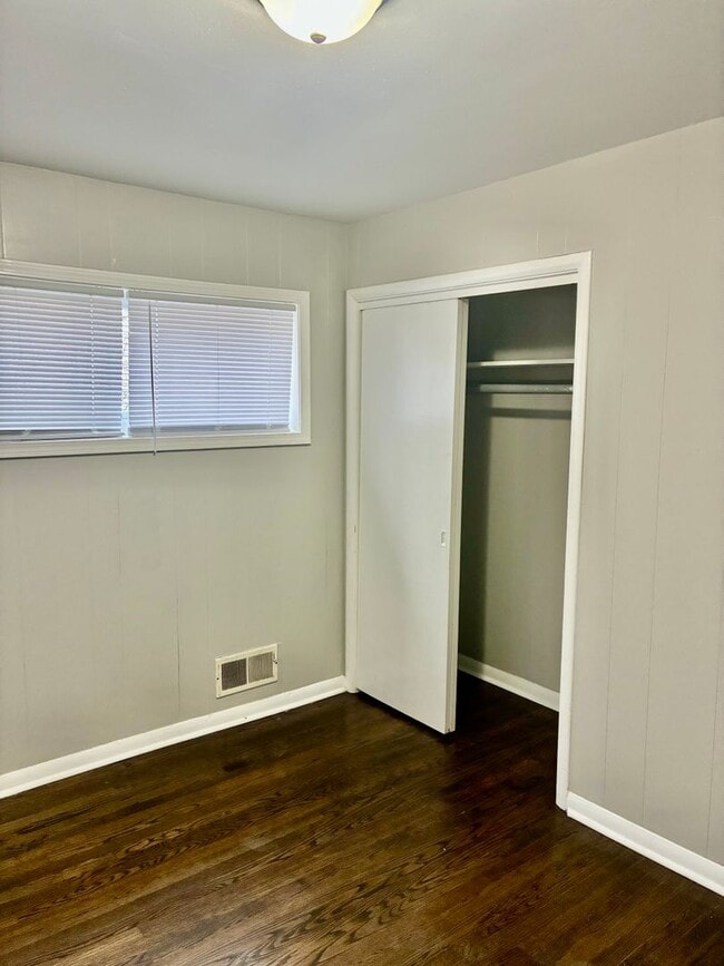 Building Photo - Gorgeous 3bed 1bath Single family house