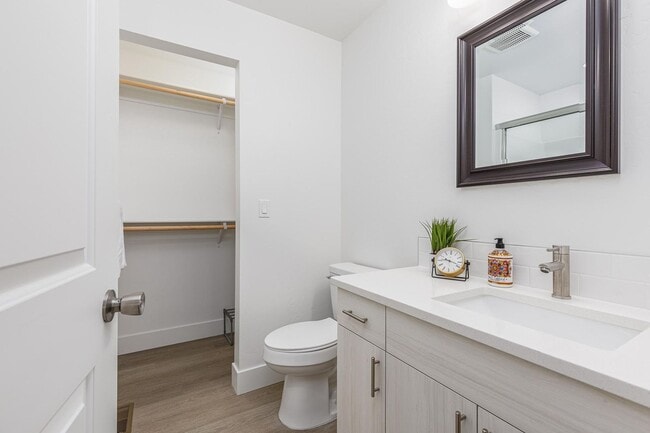 Building Photo - 3 bedrooms, 2.5 Baths w/Amazing Sunset Views!