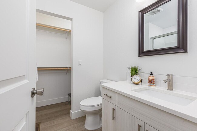 Building Photo - Great West Richland Location