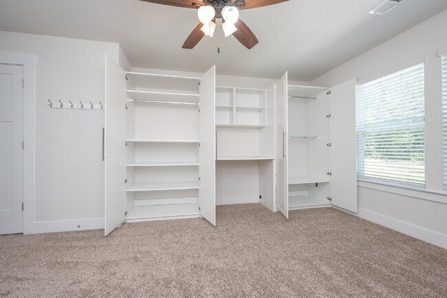 Building Photo - Modern 3BR/2.5BA Townhome with Main-Level ...