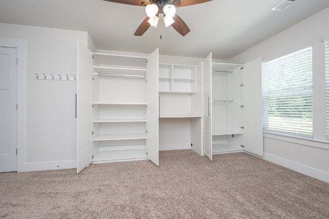 Building Photo - Modern 3BR/2.5BA Townhome with Main-Level Suite and Loft, located in a Prime Taylors Location!