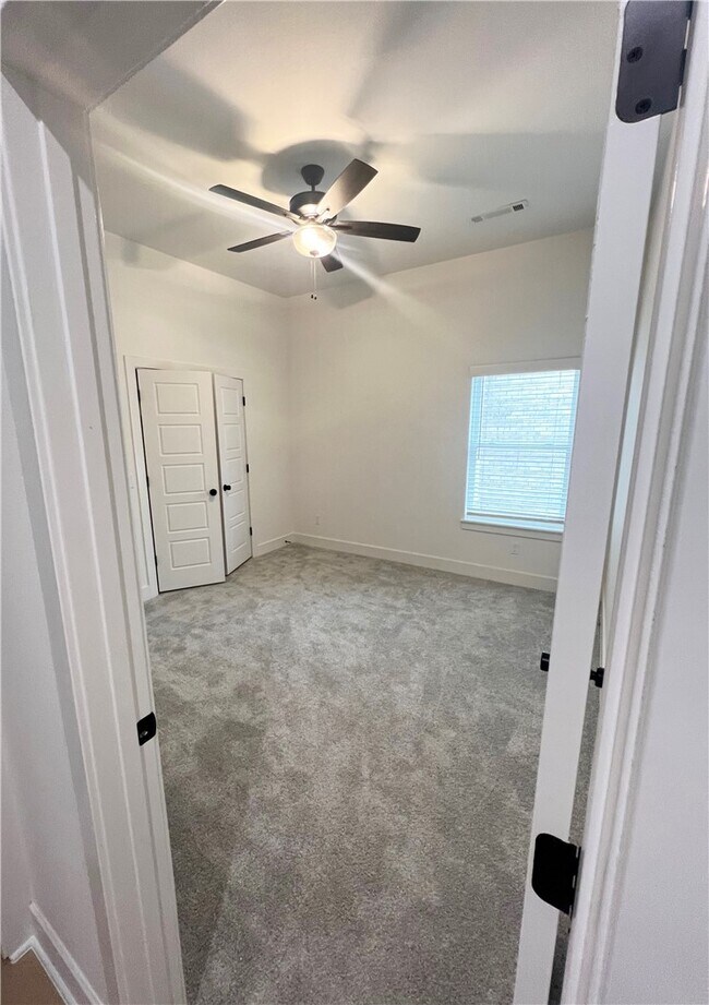 Building Photo - 6304 SW Luna Ln