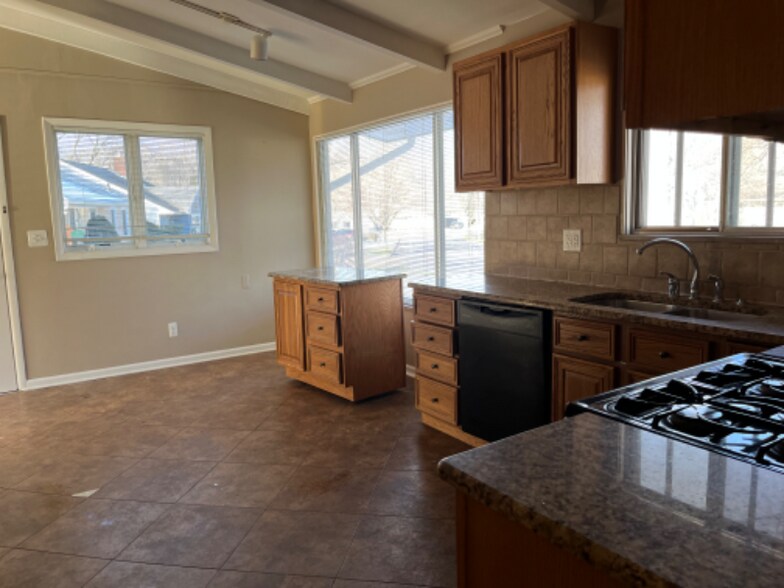 Building Photo - 930 Sherwood St