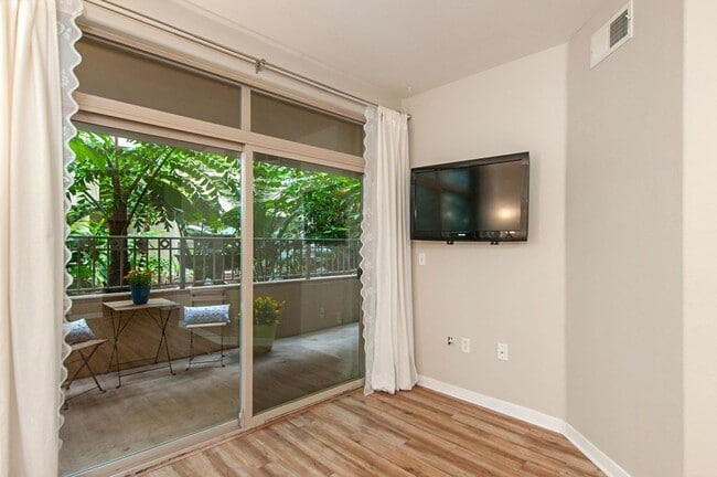 Building Photo - 1 Bedroom centrally located in Little Italy!!