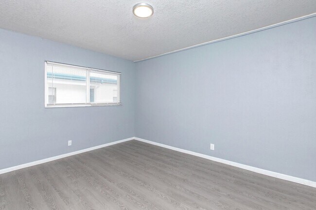 Building Photo - Renovated 1-Bedroom with Private Laundry