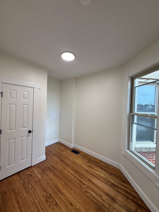 Building Photo - 433 Hanford St
