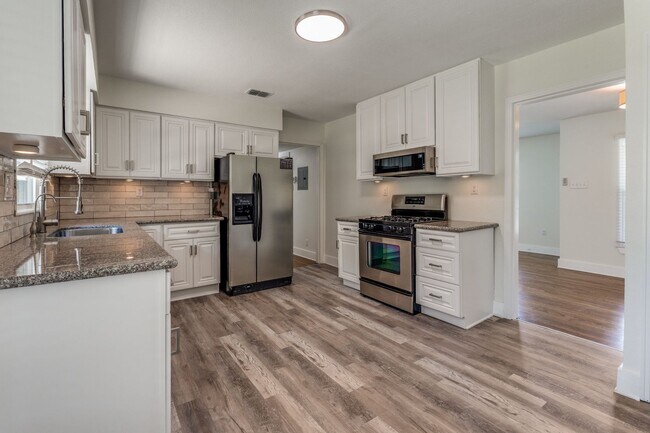 Building Photo - Charming 2-Bedroom Home with Updated Kitch...