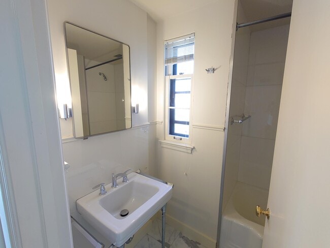 Building Photo - 3222 E Hampshire St