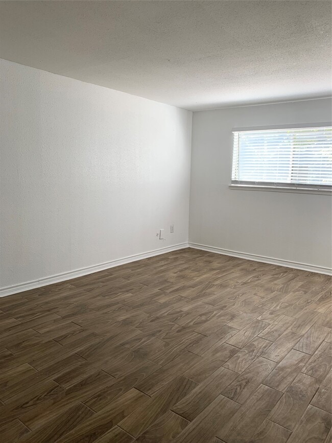 Building Photo - 5625 Antoine Dr