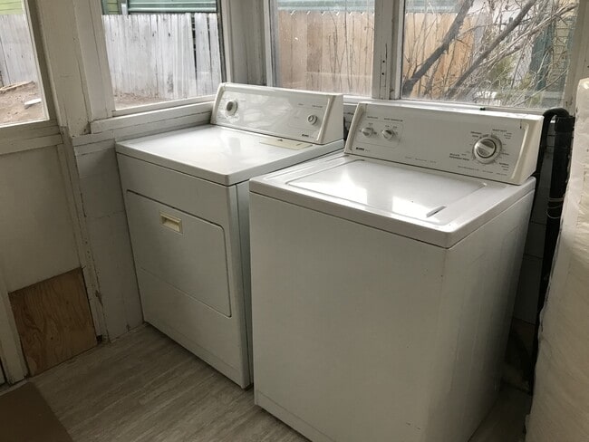 Building Photo - Charming Westside bungalow, located on New...