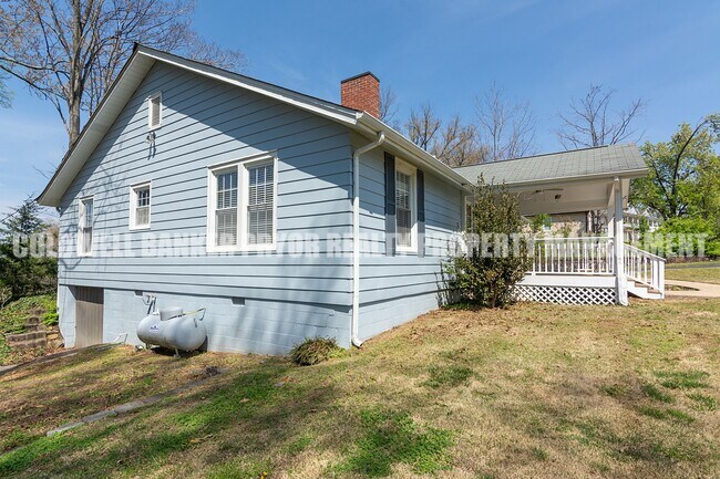 Building Photo - 323 Walsh Rd