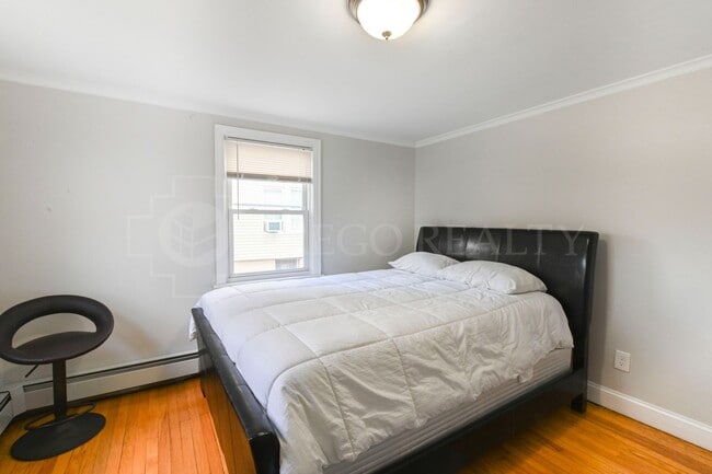 Building Photo - Charming single family home with 3 bedrooms!