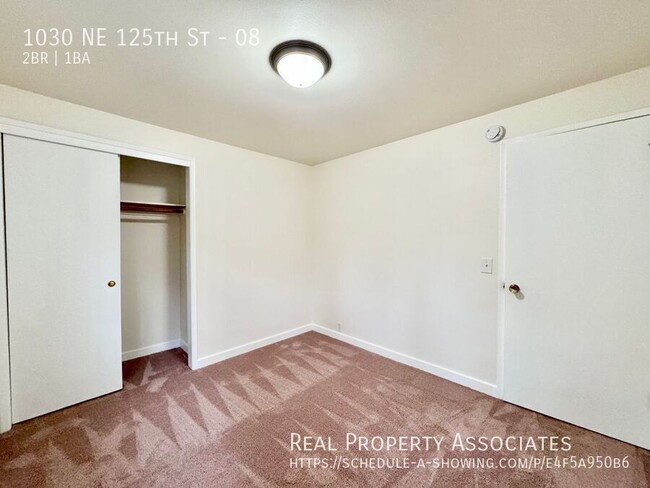 Building Photo - Spacious 2 Bedroom /1 Bath with Off Street...