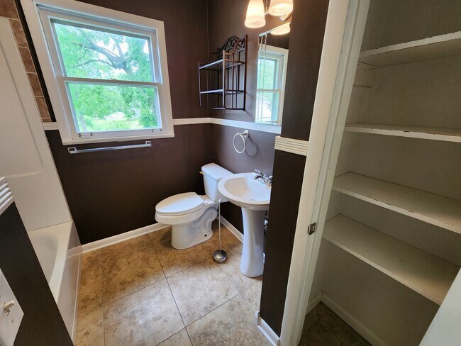 Building Photo - AMAZING 1 Level Columbia, TN Charmer!