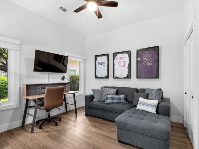Building Photo - Stunning Furnished 3-Bedroom Golf Course H...