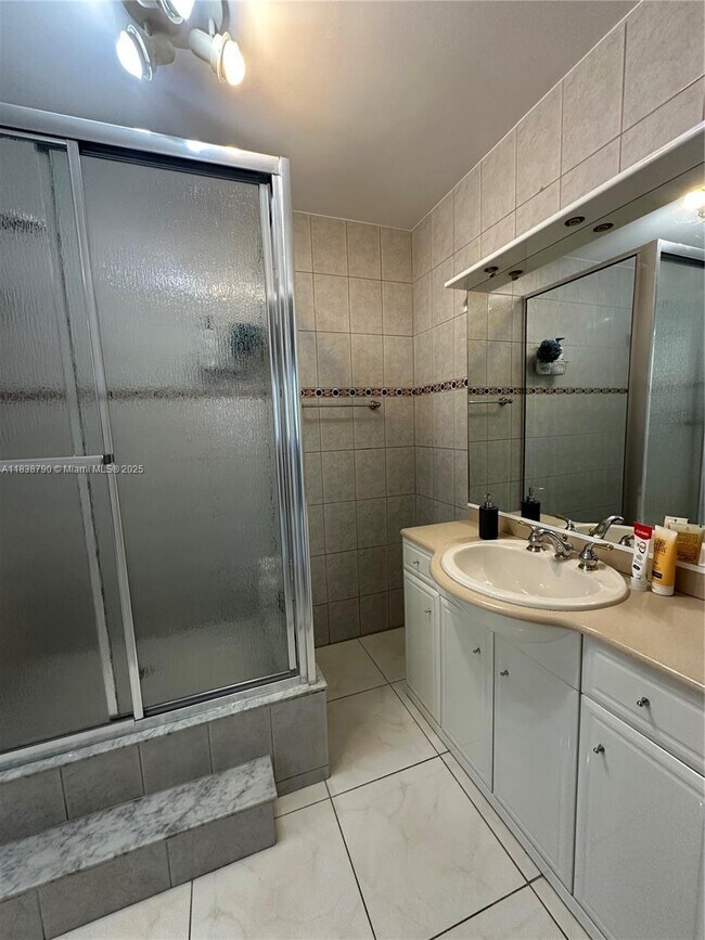 Building Photo - 2030 S Ocean Dr