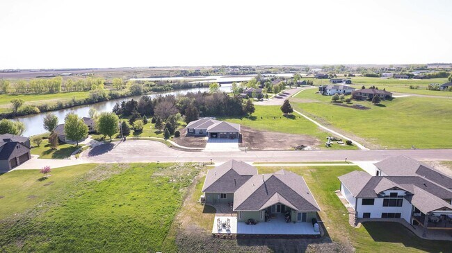 Building Photo - 5700 Island Ct