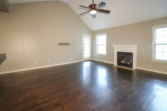 Building Photo - New vinyl plank in bedrooms, hall, new paint, new heat & air conditioning system 2025, large livi...