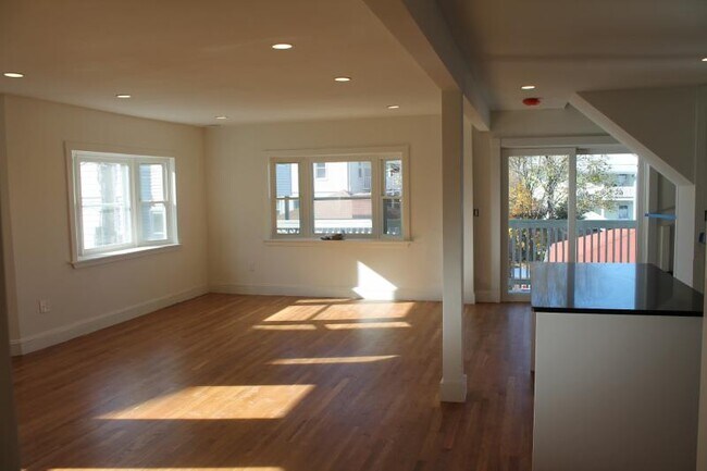 Building Photo - 19 Beechwood Ave