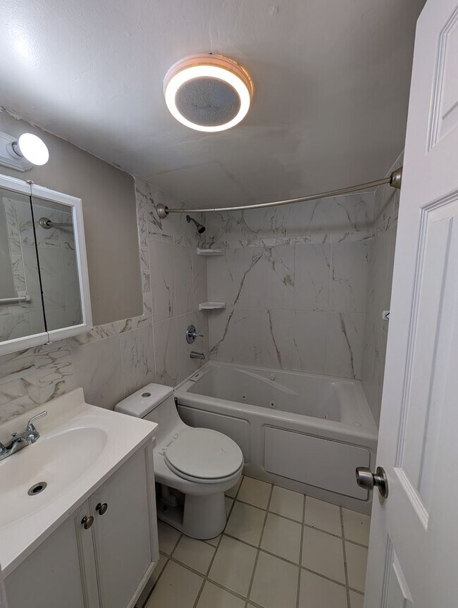 Building Photo - Updated Ground Floor 2/1 **Water/Sewer Included**