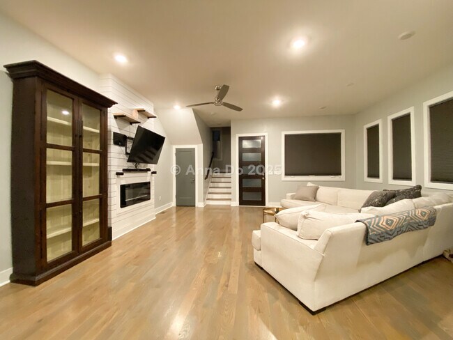 Building Photo - 809 21st Ave N