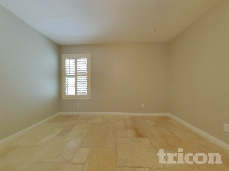 Building Photo - 7115 N 72nd Dr