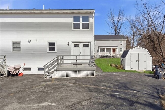 Building Photo - 10 Henry St