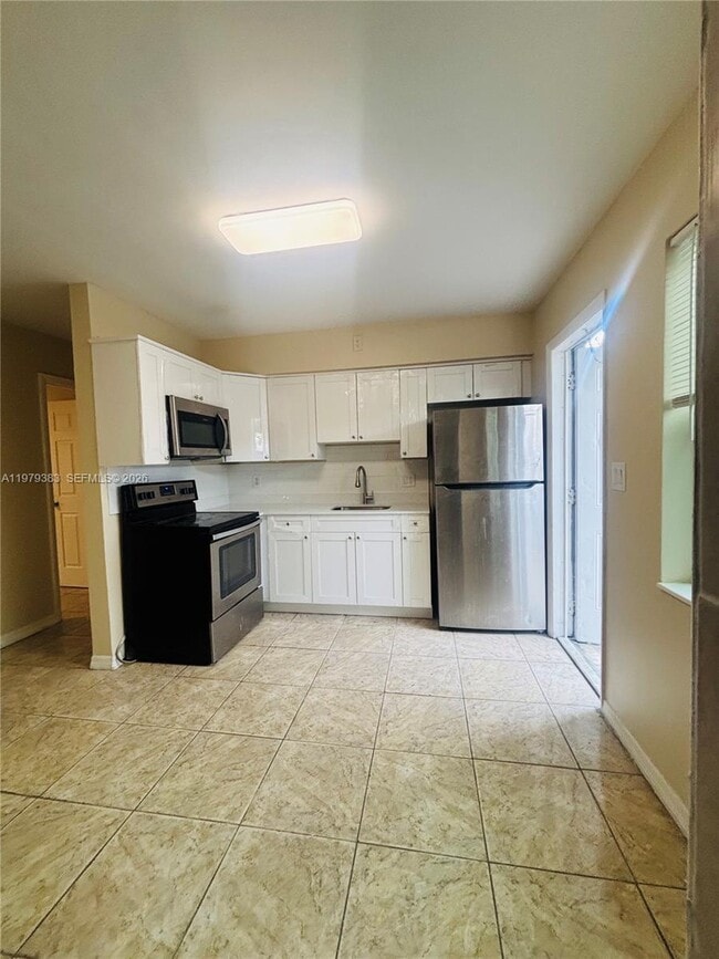 Building Photo - 825 NE 7th St