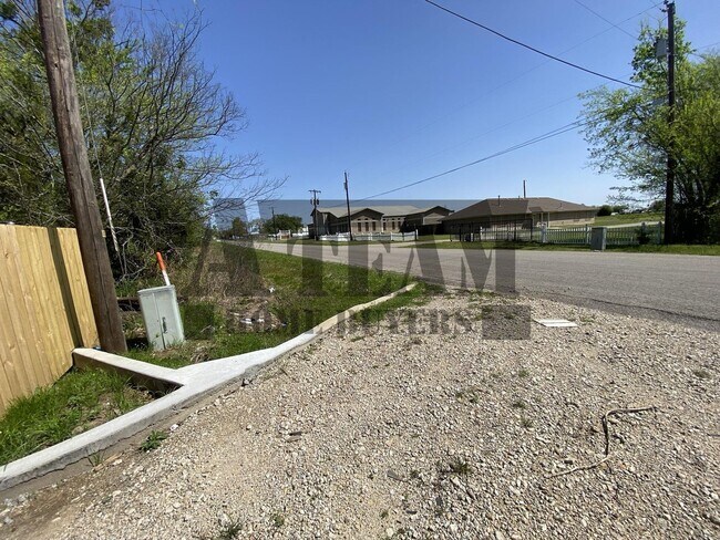 Building Photo - 4 Bedroom 2 Bathroom home for rent!