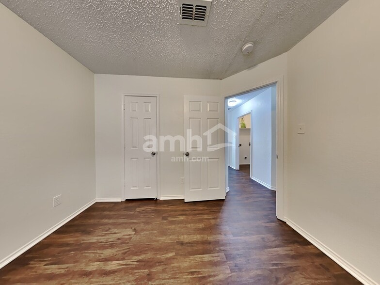 Building Photo - 8629 Garden Springs Dr