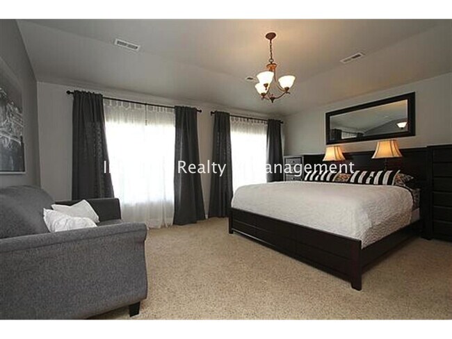 Building Photo - 3367 Fantasy Pl