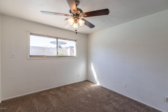 Building Photo - Great Tri-Level home close to ASU