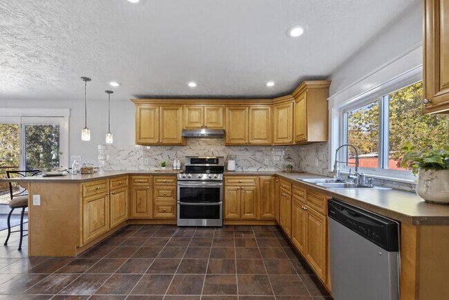 Building Photo - 3718 Custer Dr